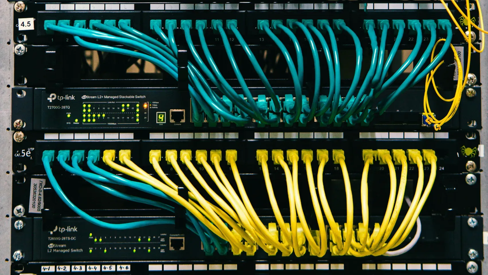 서버 랙에 연결된 랜 케이블들